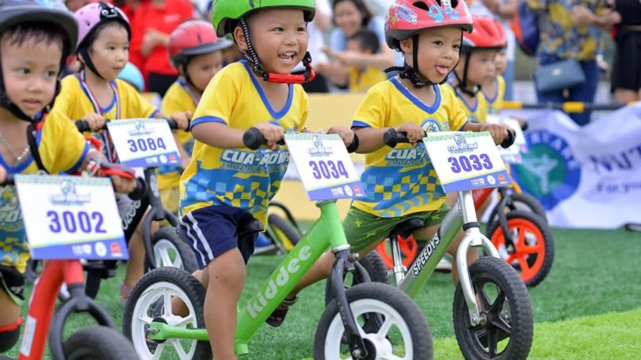 Đua xe đạp thăng bằng