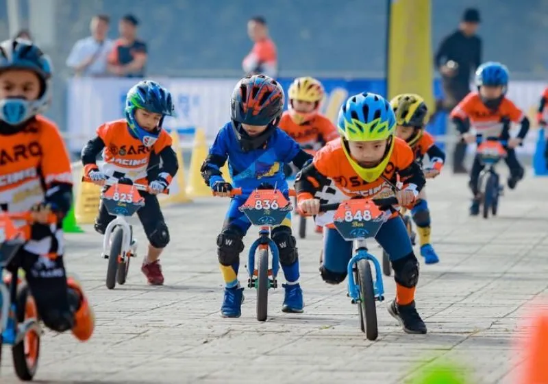Đua xe đạp thăng bằng