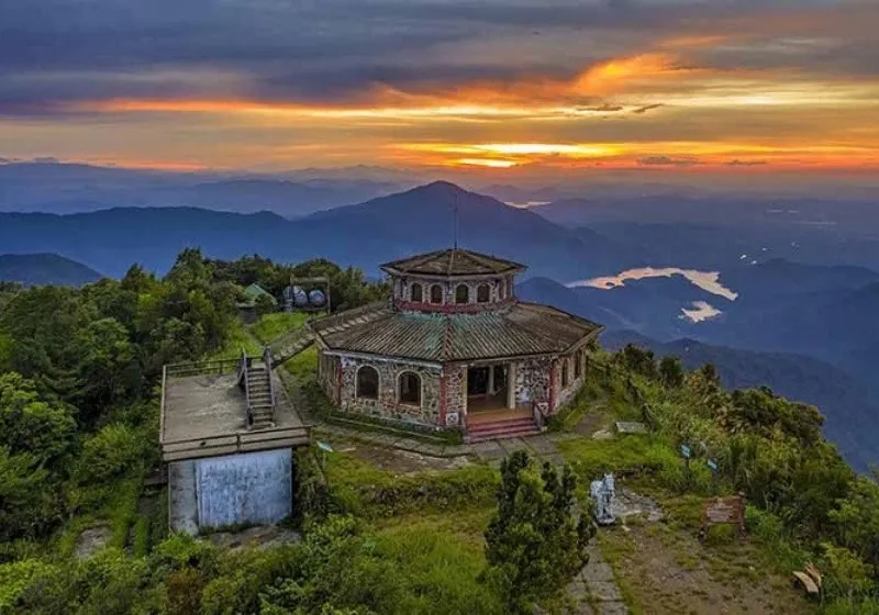 Leo núi Bạch Mã
