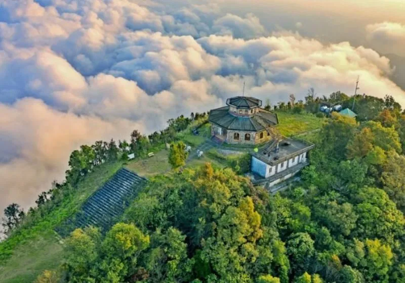 Leo núi Bạch Mã