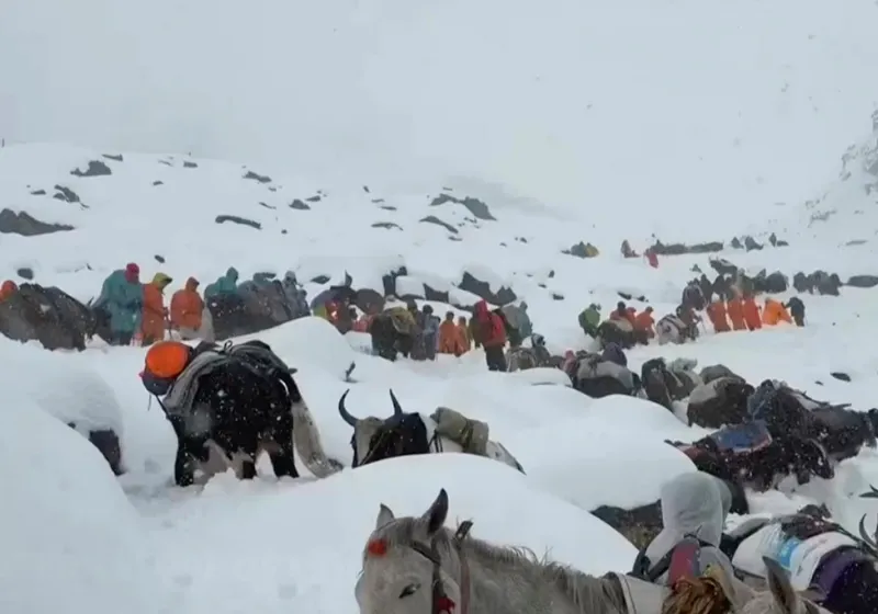 Hàng trăm người leo núi thoát khỏi đỉnh Everest