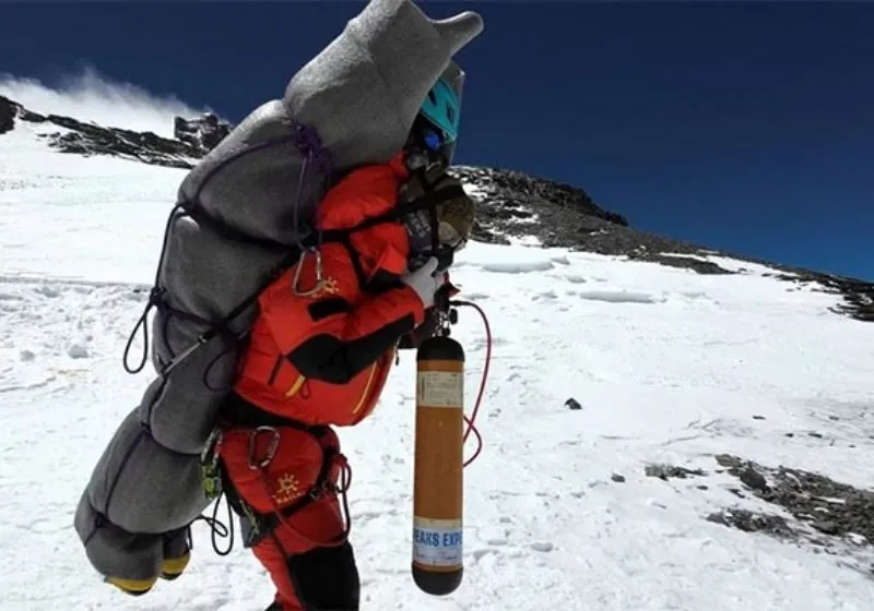 Hàng trăm người leo núi thoát khỏi đỉnh Everest