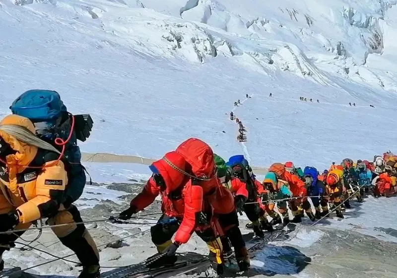 Hàng trăm người leo núi thoát khỏi đỉnh Everest